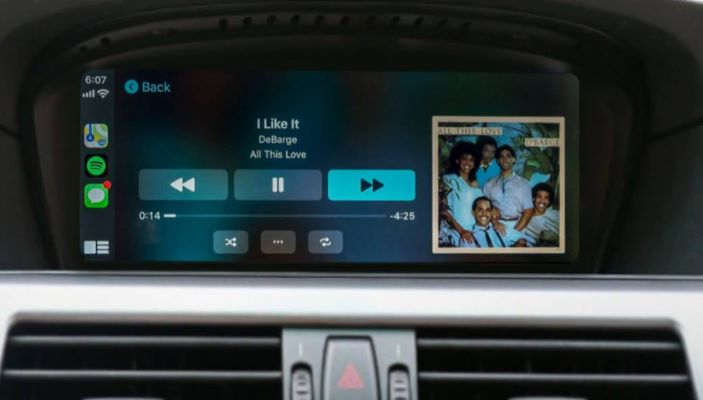 activated voice control | Spotify on Apple CarPlay